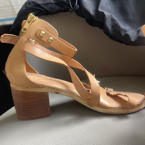 Seychelles Low Block Heel Beige Strappy Sandals - Picture 4 of 7